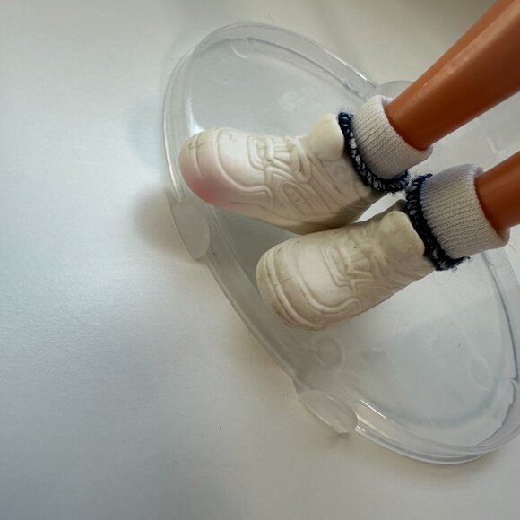 University Barbie Georgetown University Cheerleader Doll 1996 Mattel 17749 - Picture 13 of 13